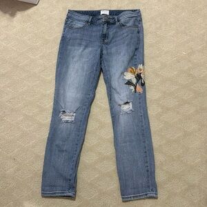 super cute C•A•S•L•O•N jeans with an embroidered design!!